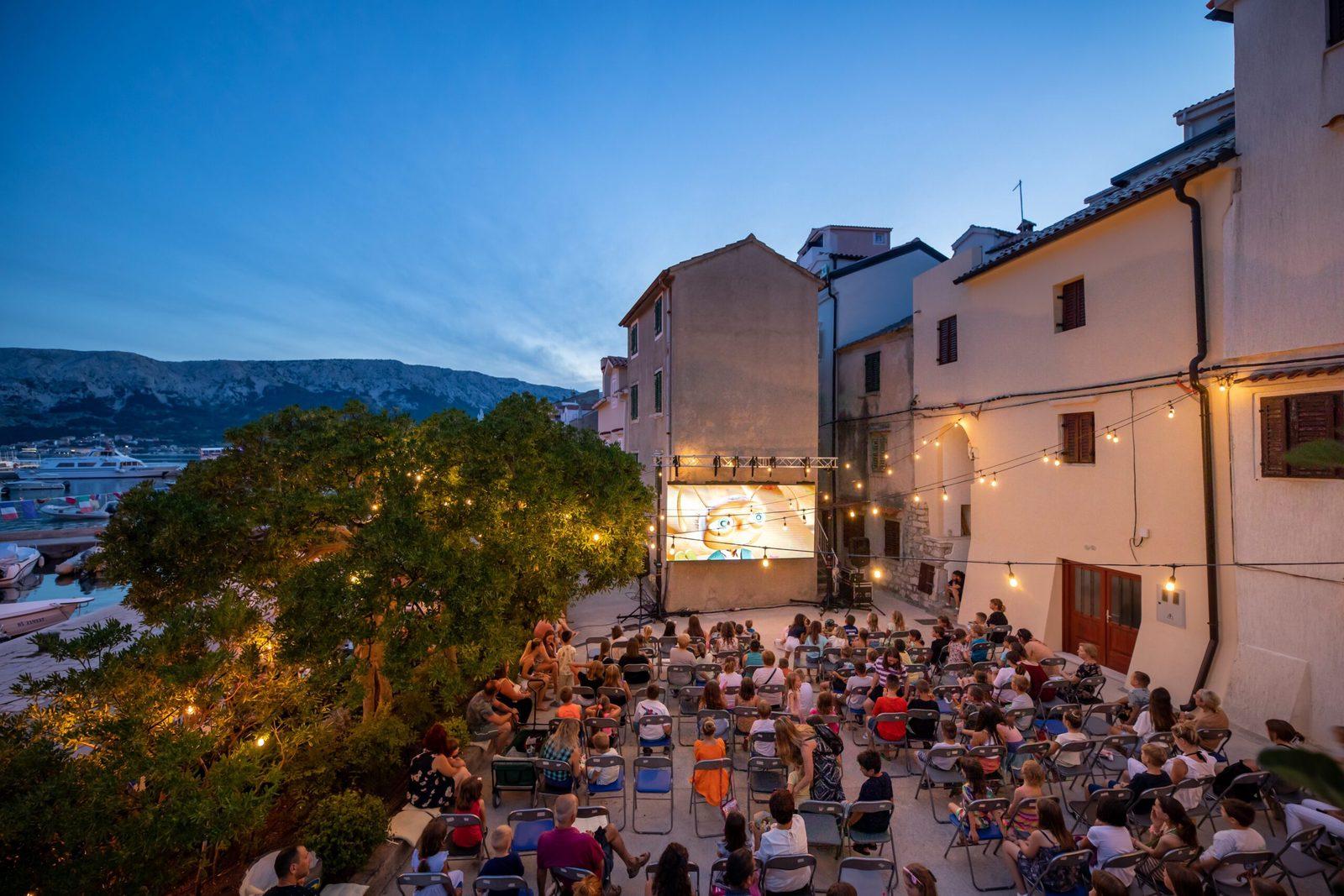Kino na otvoreno: “Čarobno drvo”