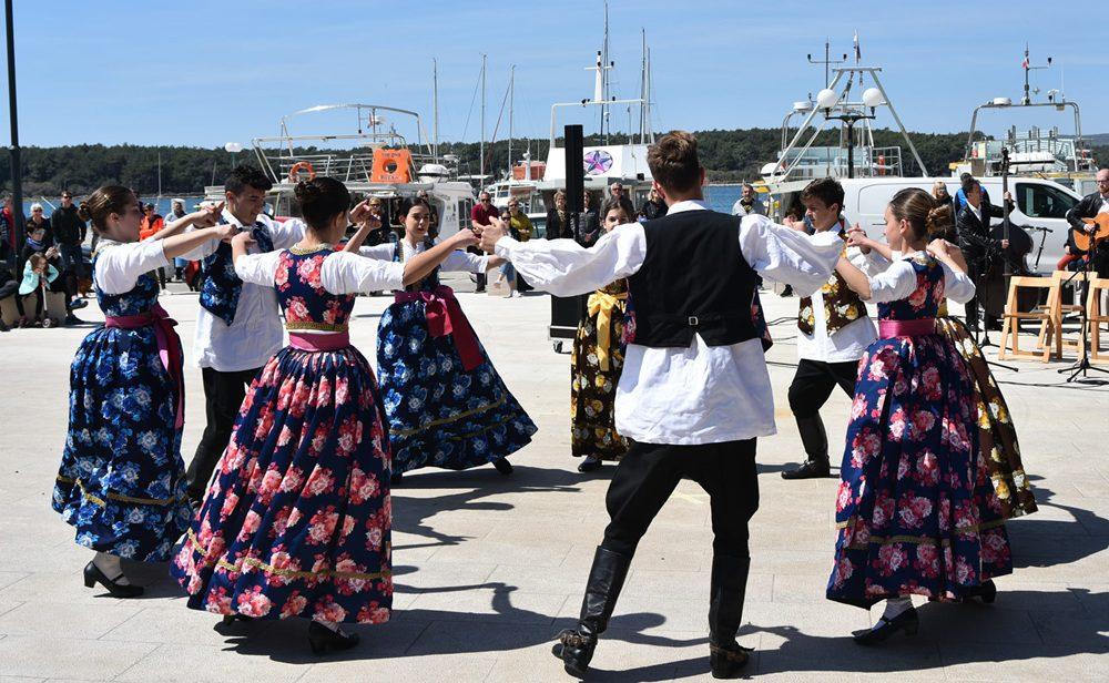 Večer folklora