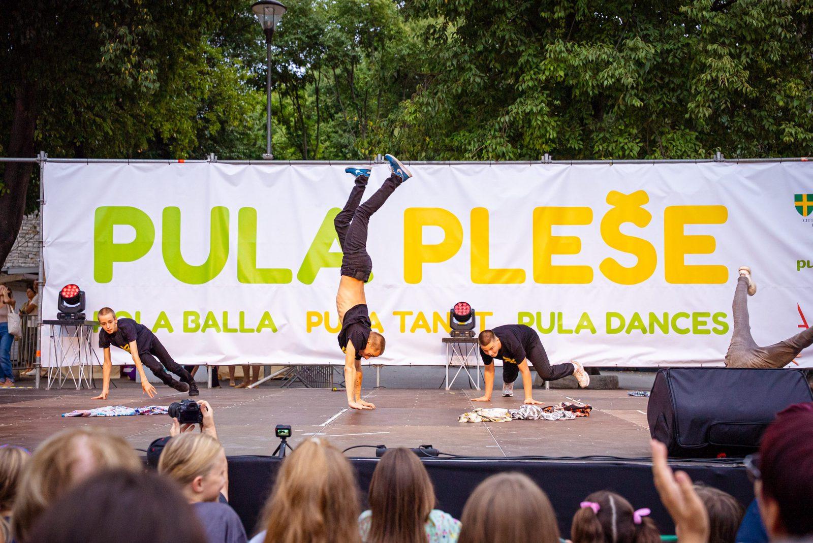 Pula pleše